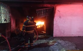 Mueren 13 perritos durante incendio en vivienda de la GAM; siniestro habría ocurrido tras quema de pirotecnia realizada por vecinos