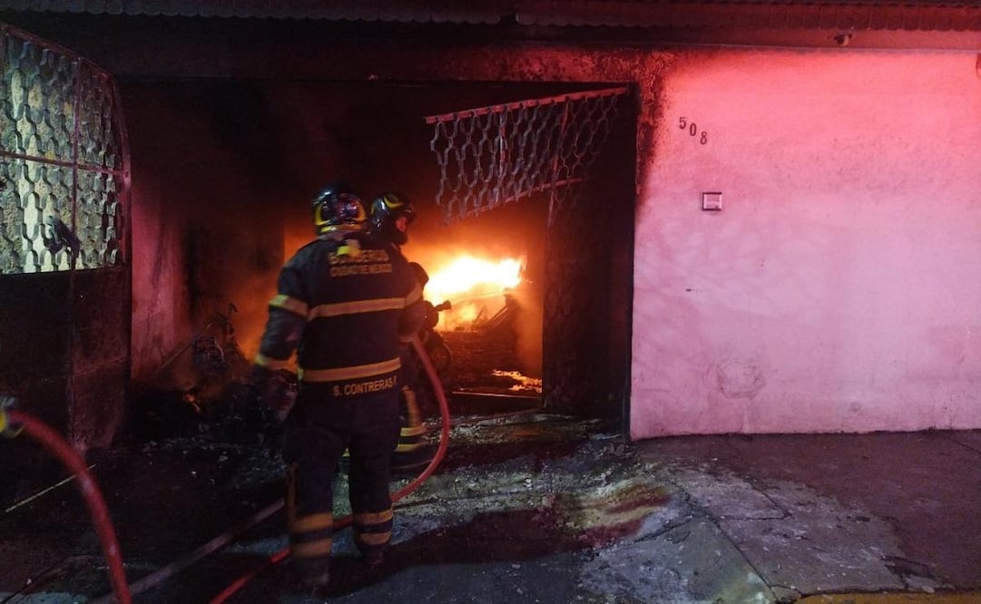Un incendio en Nueva Atzacoalco dejó 13 perros muertos; uno sobrevivió. 16/09/2026. | Foto: Cortesía X: @Bomberos_CDMX.