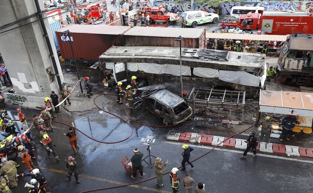 El choque ocurrió a última hora de la tarde cerca de una estación del enlace ferroviario al aeropuerto, en el centro de la ciudad. Foto: EFE