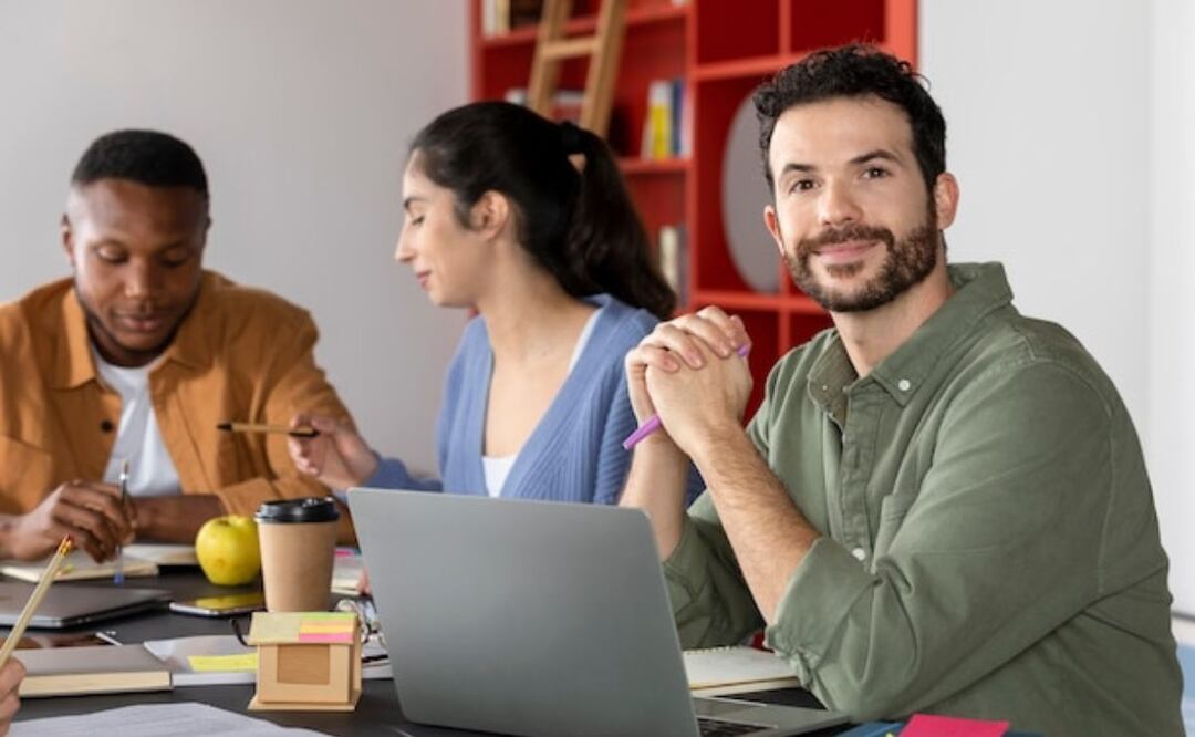 Cinco claves para mejorar la comunicación en tu equipo. Fuente: Freepik.