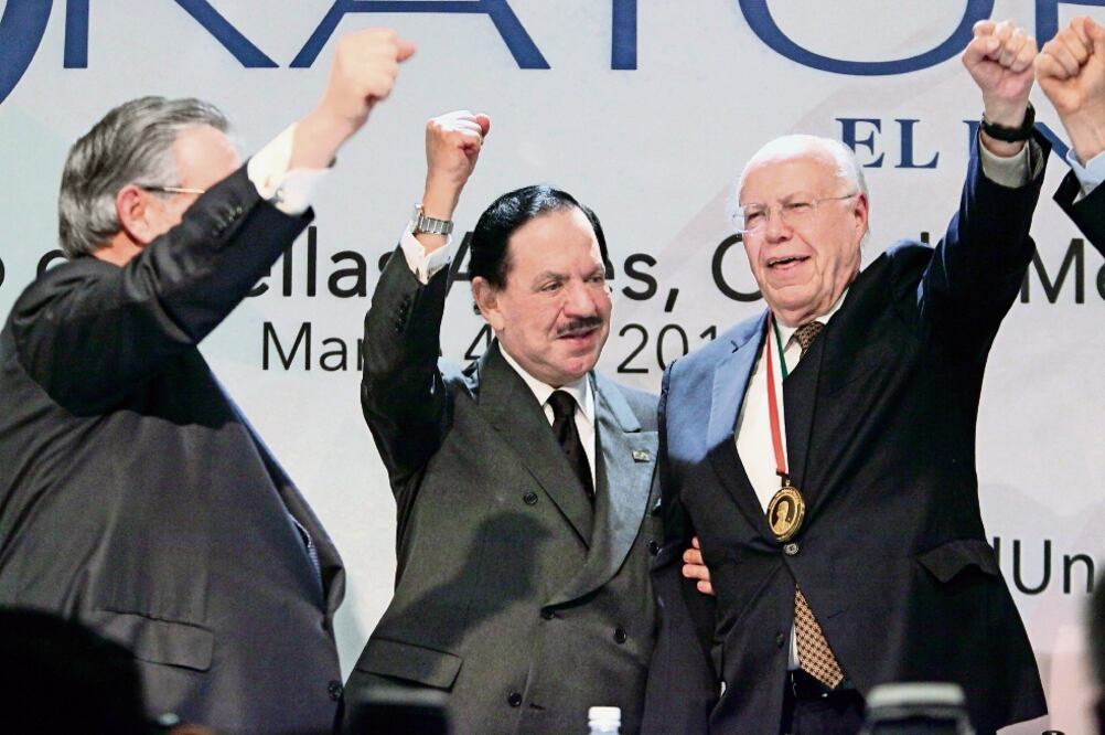 El Licenciado Juan Francisco Ealy Ortiz, Presidente Ejecutivo y del Consejo de Administración de EL UNIVERSAL, entregó la Medalla Félix Fulgencio Palavicini a José Narro Robles, secretario de Salud (LUCÍA GODÍNEZ. EL UNIVERSAL)