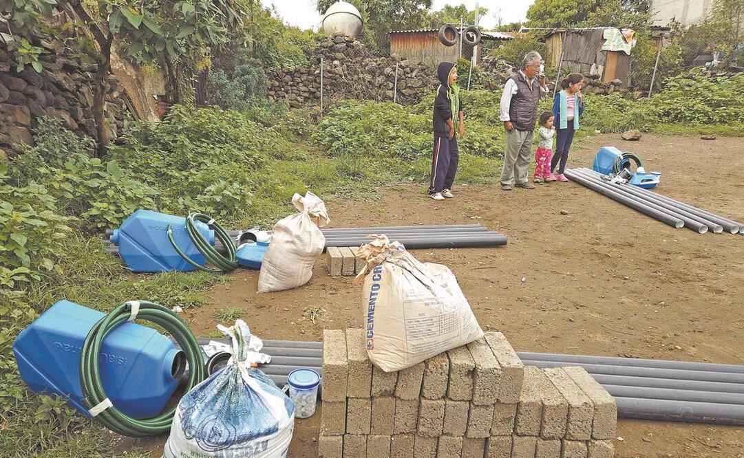 En Tizilingo, localidad remota de Xochimilco, ayudaron a pobladores a captar el agua pluvial para contrarrestar la falta de este servicio. Foto: DIEGO PRADO. EL UNIVERSAL