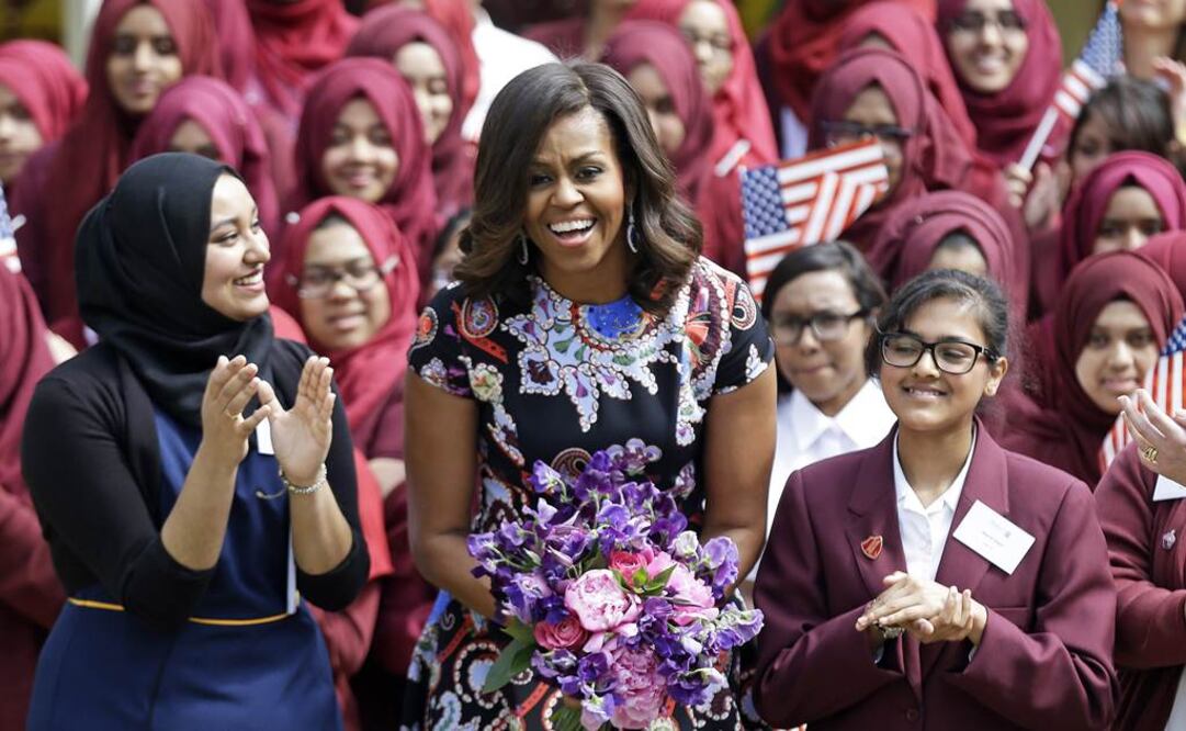 "El mundo necesita más niñas como ustedes", les dijo la primera dama a cientos de alumnas de entre 11 y 18 años que la escuchaban en un colegio del barrio londinense de Tower Hamlets (Foto: AP)