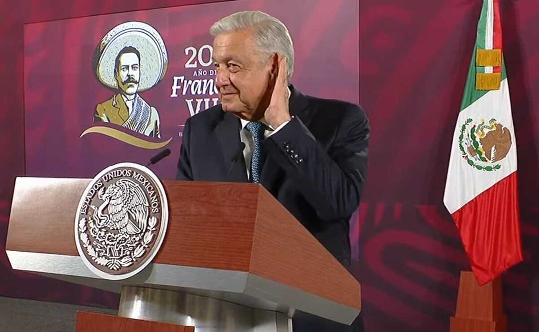 Entre los gritos de los periodistas que solicitaban información sobre los jóvenes, el presidente López Obrador hacía gestos de que no escuchaba. Foto: captura de pantalla