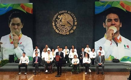 Peña Nieto greets Paralympic athletes at Los Pinos