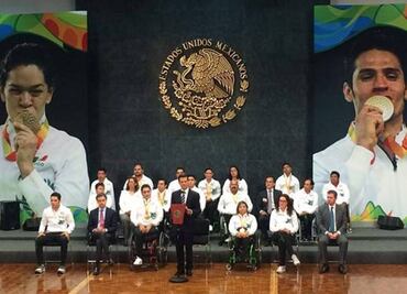 Peña Nieto greets Paralympic athletes at Los Pinos
