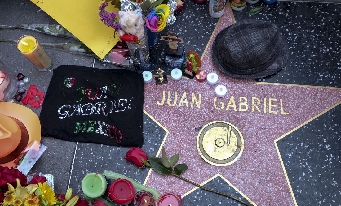 Flores y otros objetos permanecen sobre la estrella del cantante y compositor mexicano Alberto Aguilera conocido como Juan Gabriel en el Paseo de la Fama de Hollywood, en Los Angeles (Foto: Xinhua)