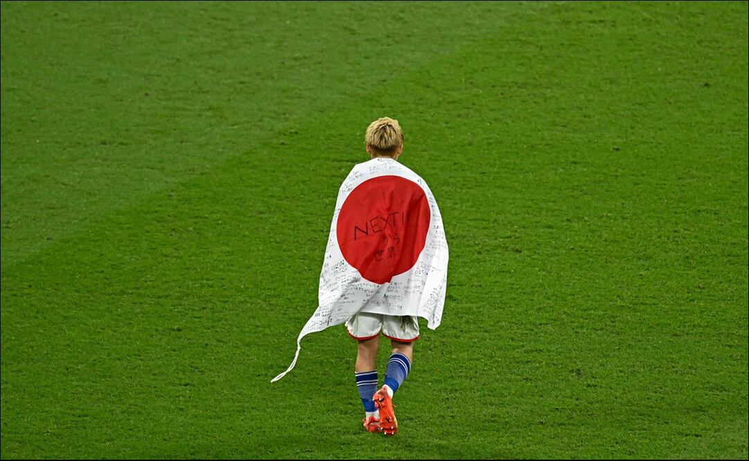 Ritsu Doan, con la bandera de Japón tras victoria ante España. FOTO: AFP