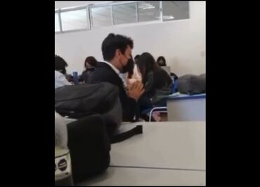 Video. Profesor obliga a estudiante a arrodillarse y rezar en Hidalgo
