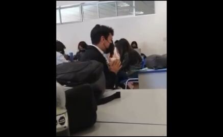 Video. Profesor obliga a estudiante a arrodillarse y rezar en Hidalgo