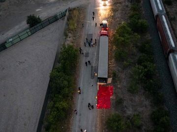 Migrantes fallecidos dentro de tráiler en Texas fueron rociados con condimento para bisteces para disfrazar su olor