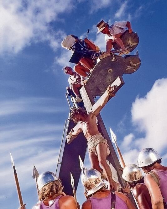 La trama ubica a Jesús en la era moderna, rodeado de hippies. Foto: David James y Archivo EL UNIVERSAL