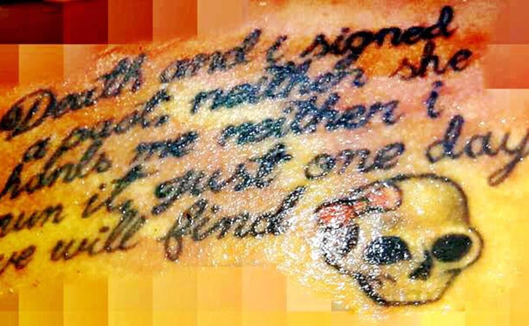 Tiene números romanos la parte interna del antebrazo derecho, cerca de la mano, además de una leyenda en inglés en la espalda derecha con un dibujo de un cráneo. Foto: Especial