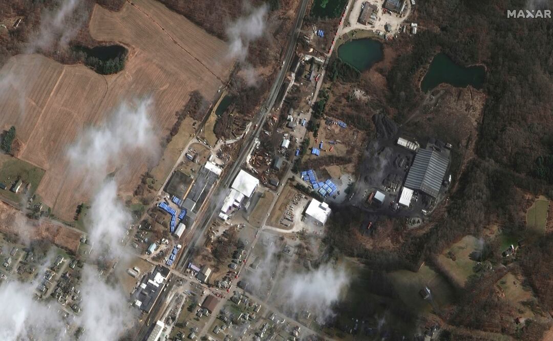 Esta imagen satelital proporcionada por Maxar Technologies muestra una descripción general de las consecuencias del descarrilamiento del tren Norfolk Southern. Foto: AP 