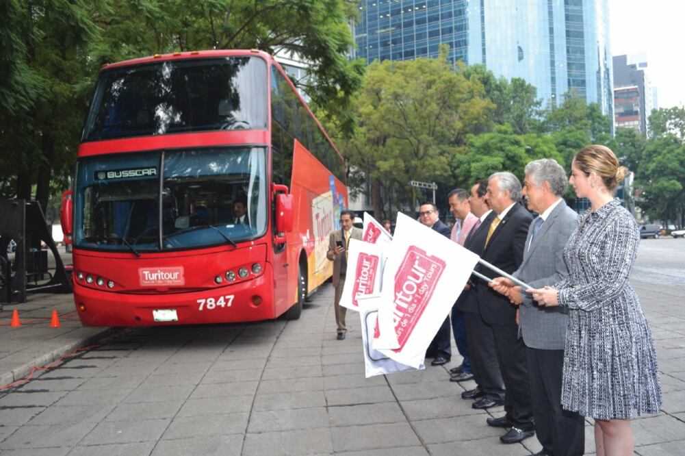 El titular de la Sectur, Miguel Torruco, dio el banderazo de salida al primero de los autobuses panorámicos que iniciarán los recorridos el próximo viernes (ESPECIAL)