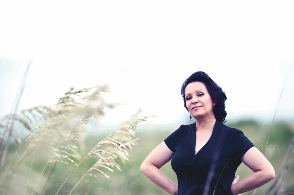 Adriana espera el estreno de la película colombiana Volar y la mexicana Todo lo demás (CORTESÍA)