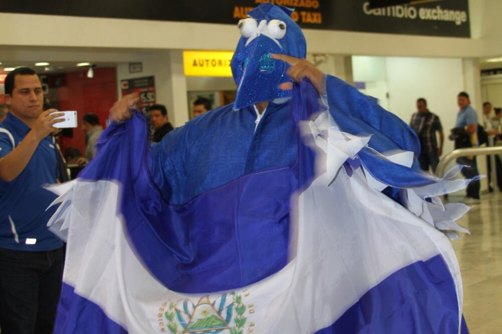 Un aficionado cuzcatleco sacó su disfraz de “pájaro” en apoyo a la selección de su país, que hoy visita a México (RICARDO CASTRO. EL UNIVERSAL)