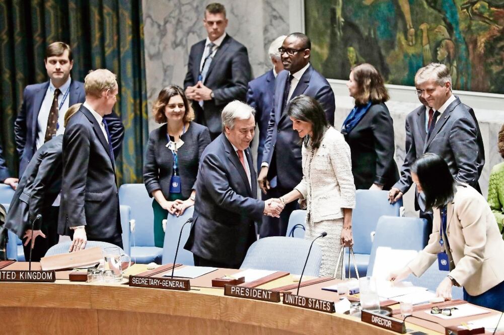 El secretario general de la ONU, Antonio Guterres, saluda a la embajadora de EU ante el organismo, Nikki Haley, durante el inicio de la sesión de ayer. (Foto AP)
