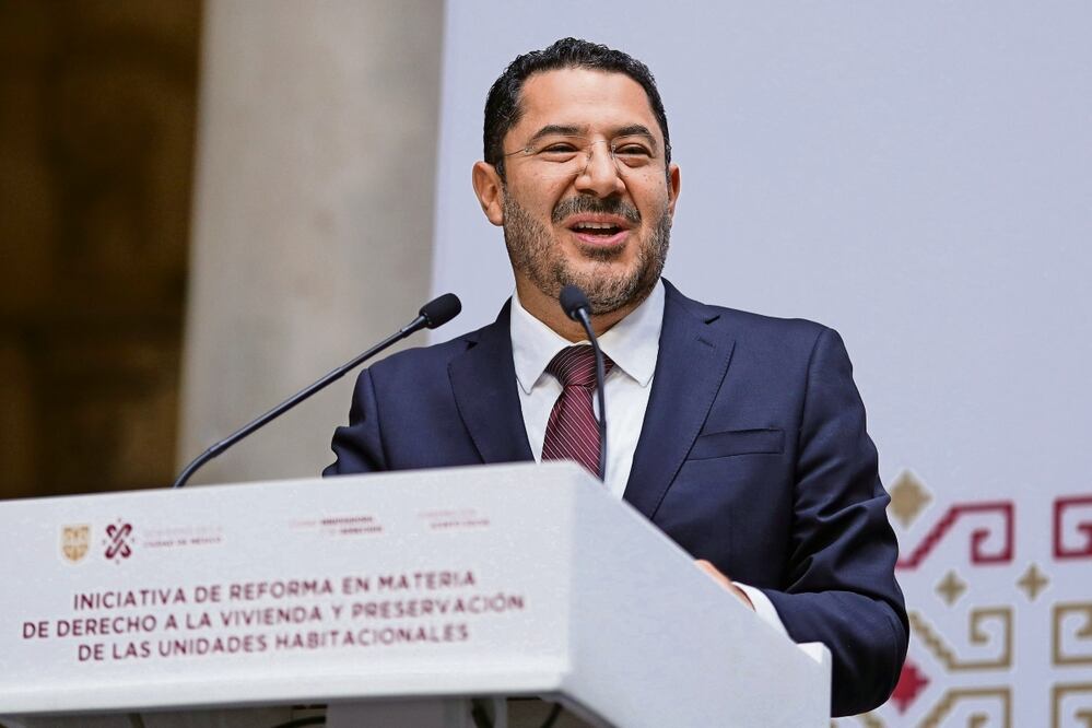 Batres dijo que se ayudará al máximo a unidades habitacionales. Foto Especial