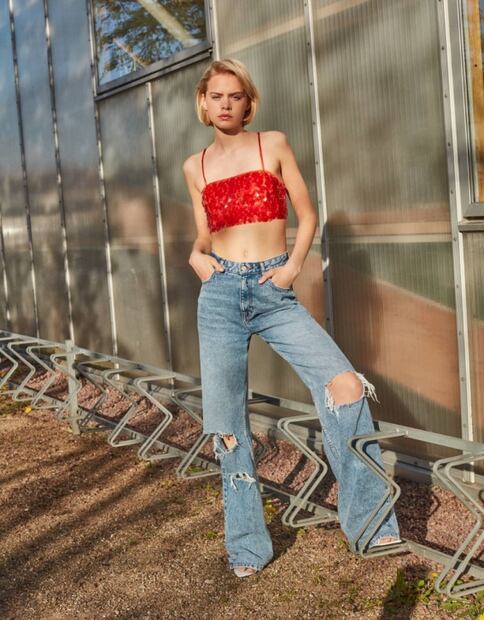 Las blusas perfectas para acompañar tu cabellera midi