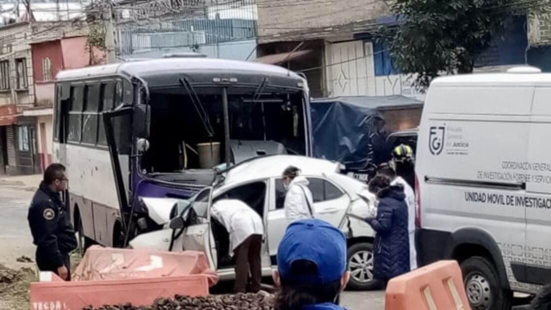 Conductor muere al estrellarse con camión de pasajeros en Tláhuac 