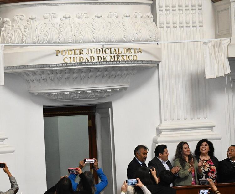 Este miércoles, en uno de los muros del Congreso local se escribió con letras de oro la leyenda: "Poder Judicial de la Ciudad de México". (Foto: especial)