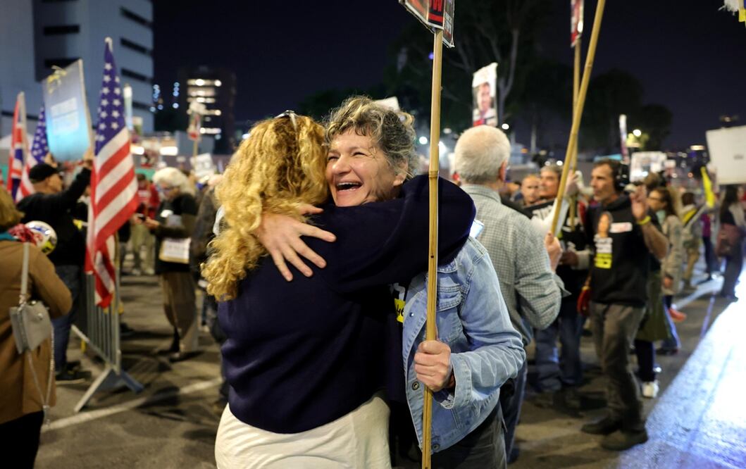 Familiares y amigos de personas asesinadas y secuestradas por Hamas en Gaza reaccionan al anuncio de alto el fuego durante una manifestación en Tel Aviv, Israel. Foto: EFE