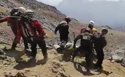 Alpinista tropieza en el volcán Iztaccíhuatl y se clava en las costillas su piolet