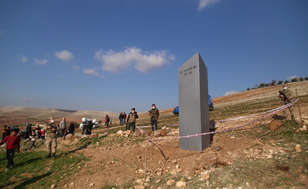 El monolito instalado en Turquía alcanza tres metros de altura. Foto: Yasin Dikme. AP