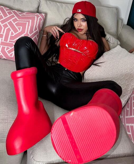 Yeri Mua con botas de "Astroboy". / Foto: Instagram