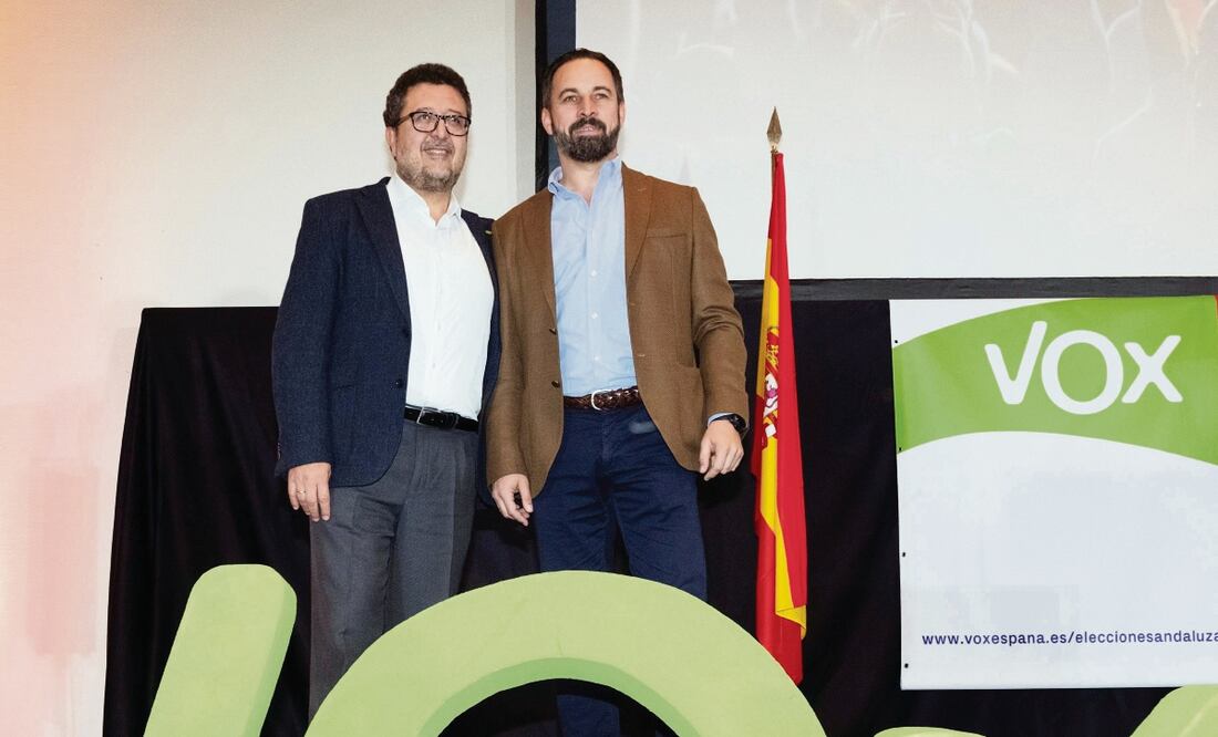 El presidente de VOX, Santiago Abascal (der.), y el candidato a la presidencia de la Junta de Andalucía, Francisco Serrano, quien aseguró que depende de ellos acabar con el “régimen de corrupción y clientelismo que representa el PSOE”. PEPO HERRERA. EFE