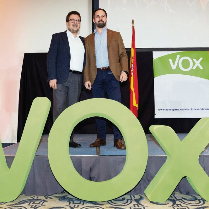 El presidente de VOX, Santiago Abascal (der.), y el candidato a la presidencia de la Junta de Andalucía, Francisco Serrano, quien aseguró que depende de ellos acabar con el “régimen de corrupción y clientelismo que representa el PSOE”. PEPO HERRERA. EFE