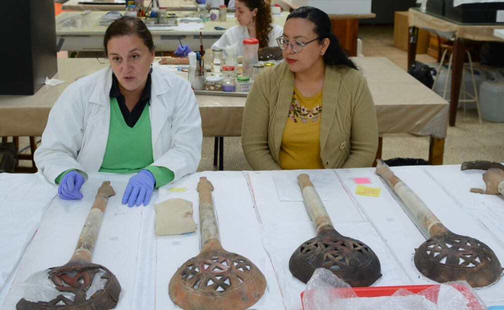 Un equipo de arqueólogos encontró, en 2021, una ofrenda mexica conformada por 13 sahumadores. Fotos: INAH.