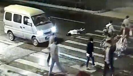 Indigna video: Mujer en China sufre doble atropello y nadie la ayuda