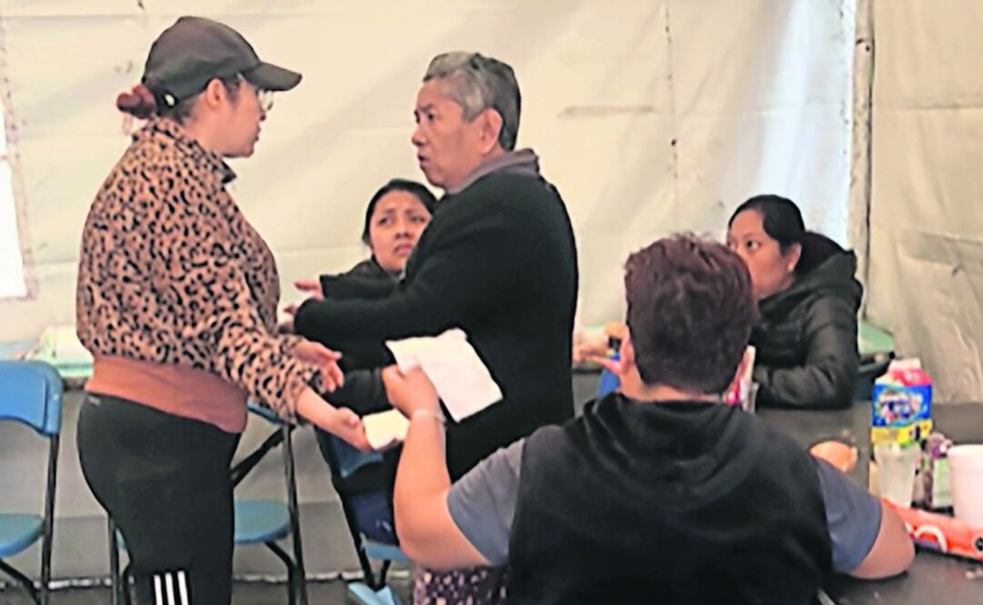 Desde el miércoles pasado, las autoridades instalaron una carpa para los vecinos de la unidad. Foto: Emilio Fernández | EL Universal
