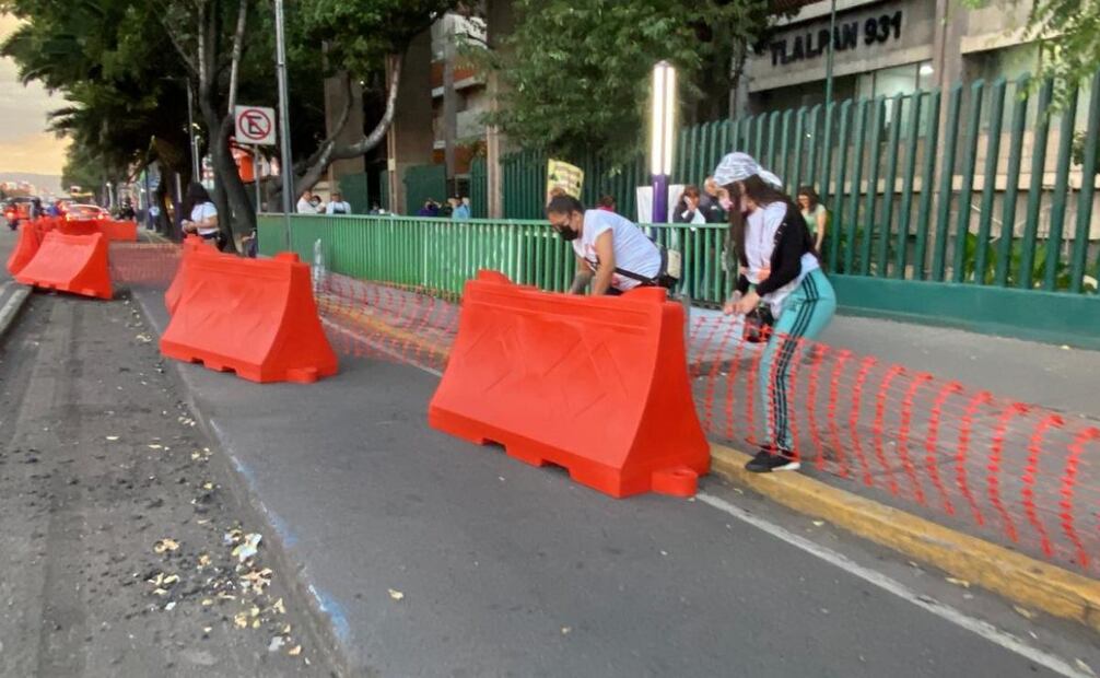 La ciclovía que se construye sobre Calzada de Tlalpan, forma parte del Plan Ciclista 2025-2030, que contempla la creación de 300 kilómetros nuevos de ciclovías que se sumarán a los 553 kilómetros ya existentes.
Foto: Valente Rosas (19/08/25)
