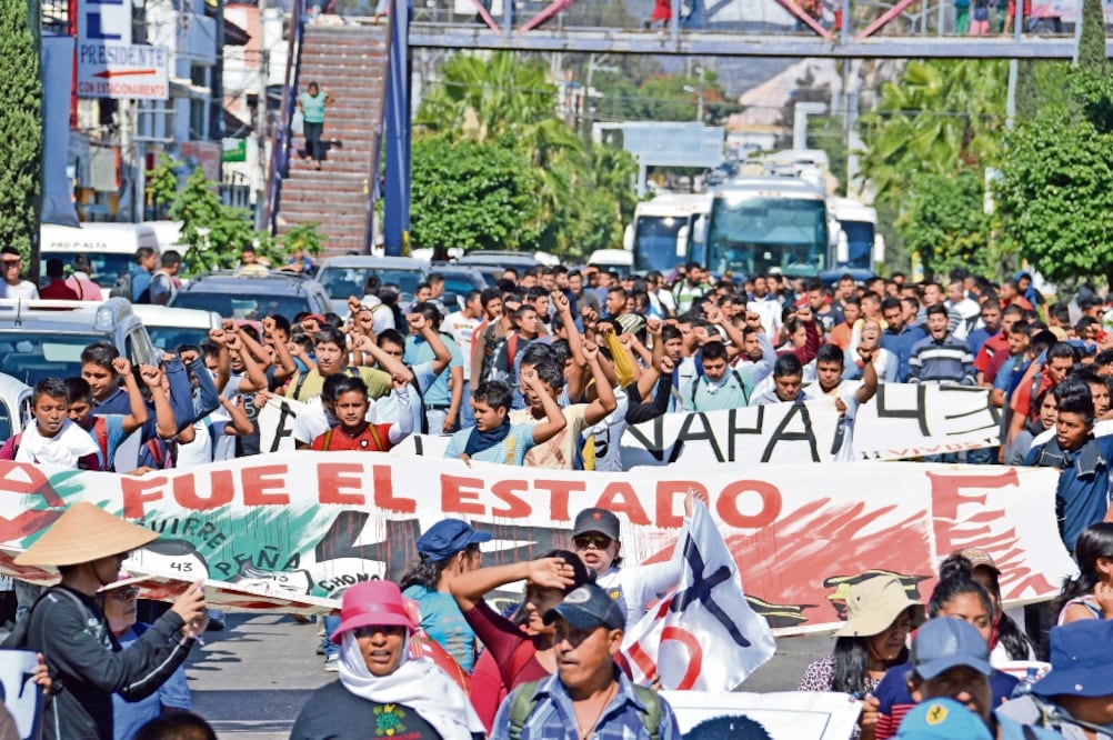Miembros de organizaciones y padres de los 43 estudiantes desaparecidos realizaron un mitin para recordar la muerte Jorge Alexis Herrera Pino y Gabriel Echeverria de Jesús, quienes murieron en un desalojo el 12 de diciembre 2011 (JOSÉ HERNÁNDEZ)