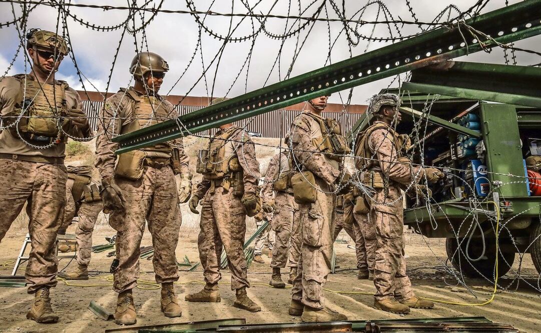 Integrantes del ejército de Estados Unidos refuerzan con alambre de púas y acero el muro fronterizo que divide San Ysidro, California, con Tijuana, Baja California. (12/02/2025) Foto: Joebeth Terríquez | EFE