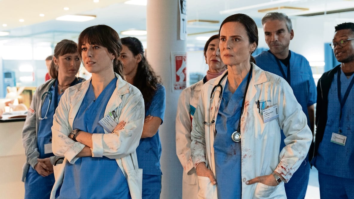 Las actrices Blanca Suárez y Aitana Sánchez-Gijón tuvieron que aprender a maniobrar instrumento médico para poder interpretar a unas mujeres que forman parte del ficticio Hospital Joaquín Sorolla. Foto: de Netflix