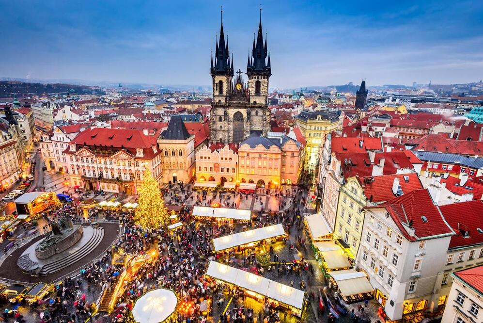 El romántico mercadillo navideño en Praga, en la Ciudad Vieja. Foto: Istock
