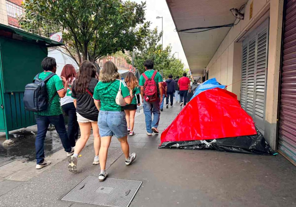 Aún con las lonas y casas de campaña de la CNTE, imperó el ambiente mundialista. Foto: Arturo Ordaz Díaz / EL UNIVERSAL
