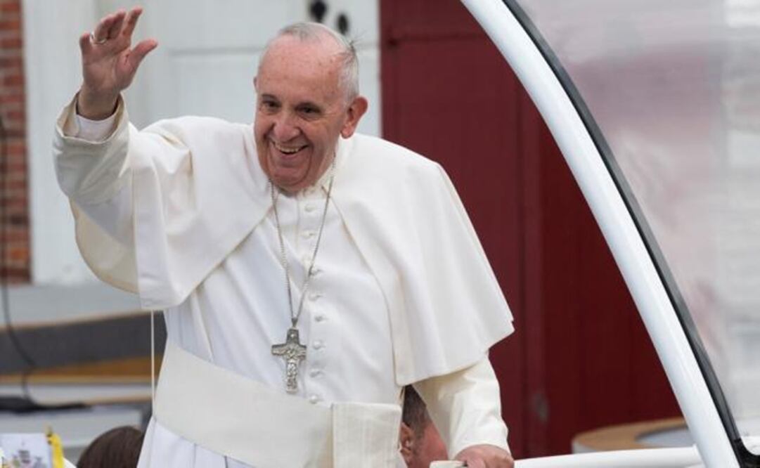 They were happy to see him on the Popemobile. (Photo: AP)