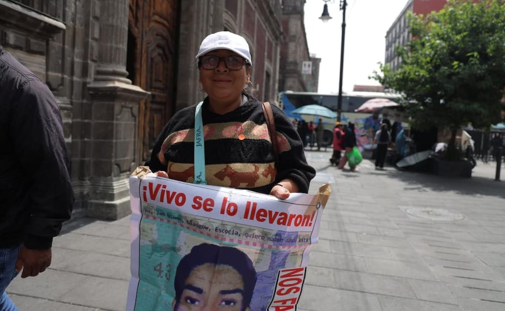 Familiares de los 43 de Ayotzinapa llegan a Palacio Nacional (27/08/2026). Foto: Gabriel Pano / EL UNIVERSAL