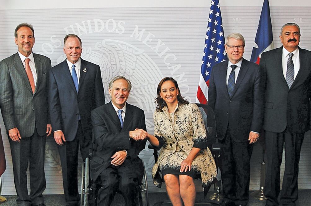 El gobernador de Texas, Greg Abbott, con la canciller mexicana Claudia Ruiz Massieu (Especial)