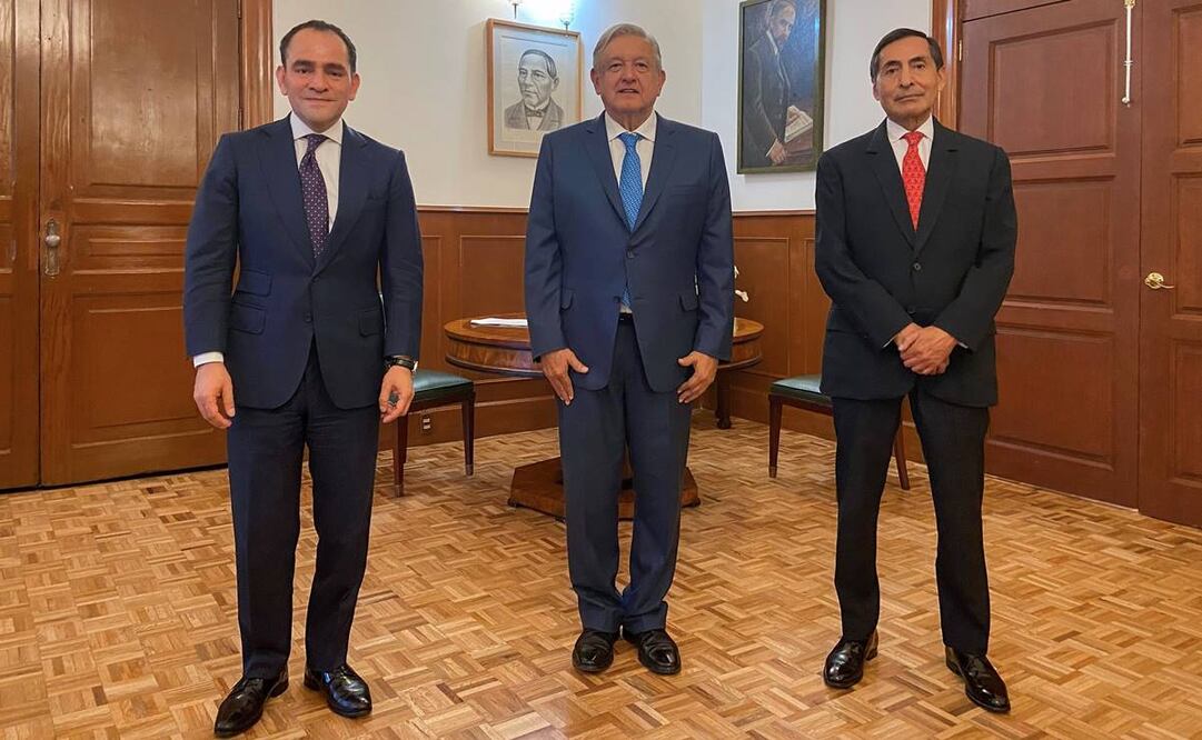 Arturo Herrera, Andrés Manuel López Obrador y Rogelio Ramírez de la O, después del anuncio. Foto: EFE/ Presidencia de México.