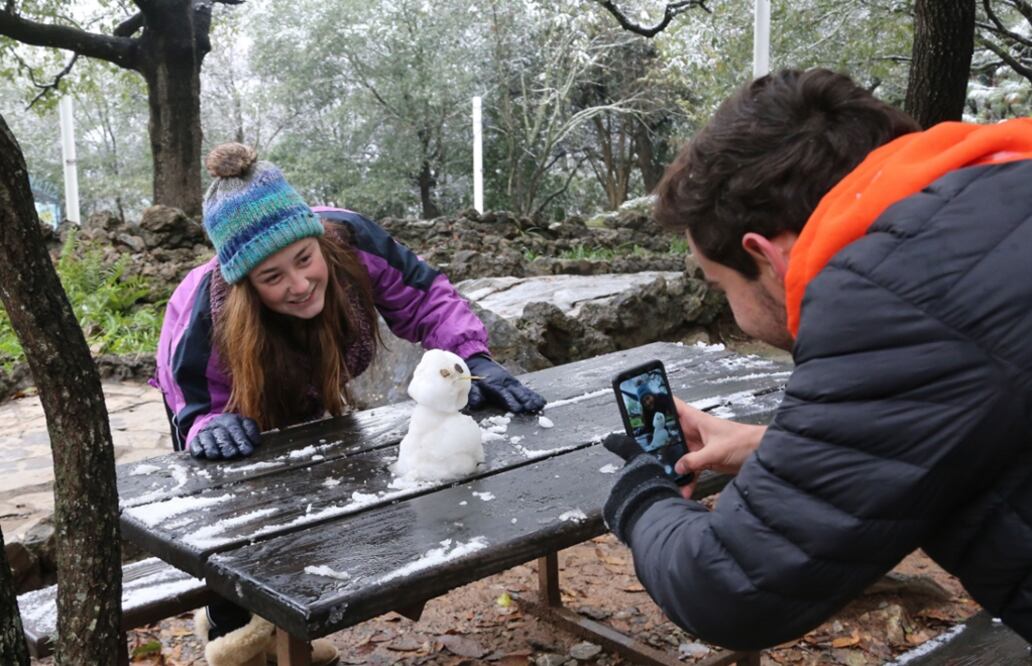 Las montañas de Nuevo León amanecieron hoy cubiertas de nieve y aguanieve con temperaturas de hasta menos siete grados, debido a la onda gélida que afecta la zona noreste del país. Foto: Emilio Vásquez/EL UNIVERSAL