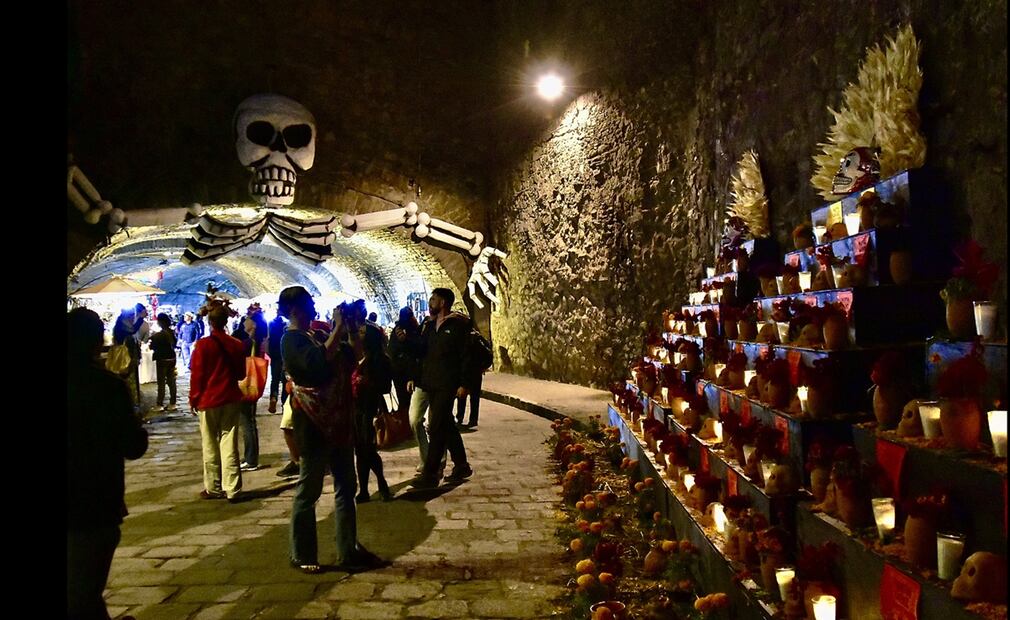 Varias personas inician su recorrido por el “Túnel de la Muerte” durante la inauguración de la séptima edición del Festival del Día de Muertos en Guanajuato, el miércoles 29 de octubre de 2025. Foto: EFE