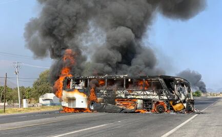 Quema vehículos y bloquean carreteras en Michoacán