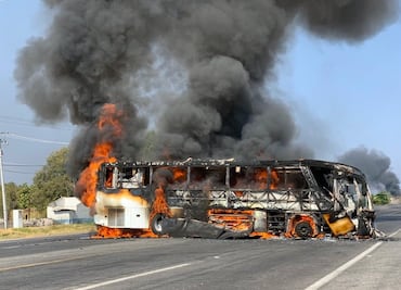Quema vehículos y bloquean carreteras en Michoacán