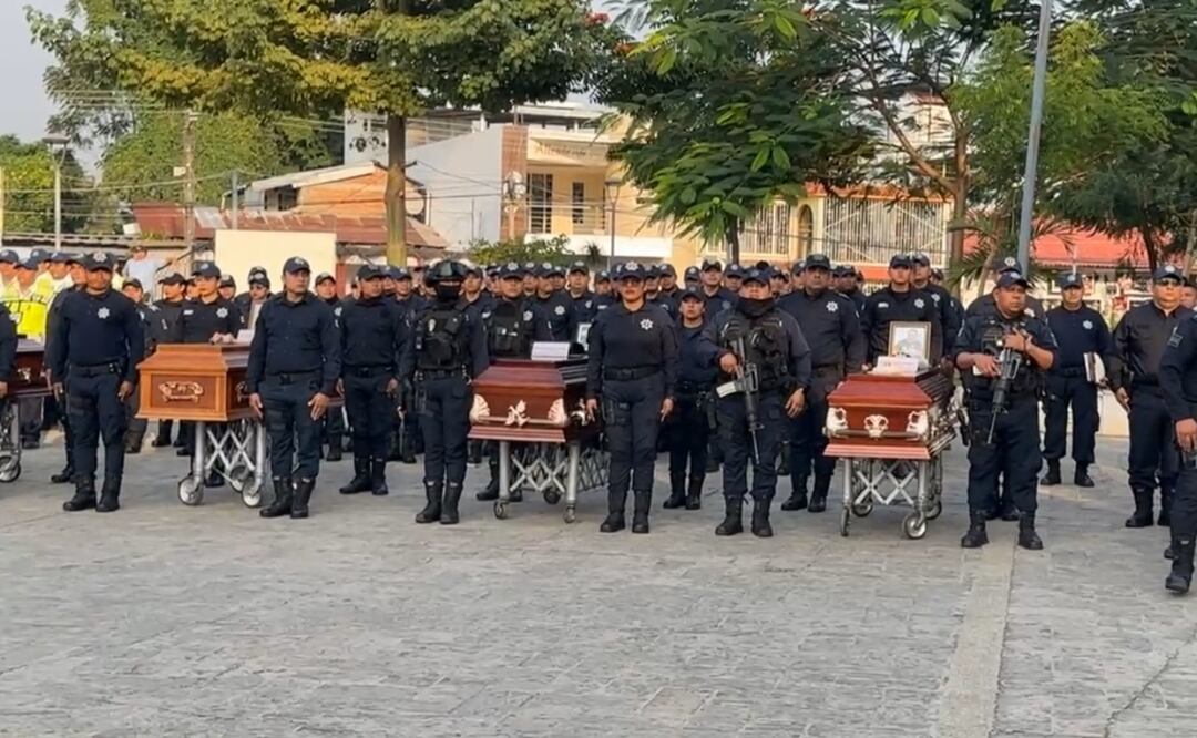 Con homenaje, despiden a 4 policías asesinados en Oaxaca; autoridades prometen justicia y refuerzan la seguridad. Foto: Antonio Mundaca